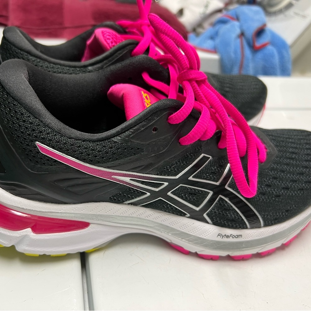 Asics ! Worn 1 time! On the in house treadmill!